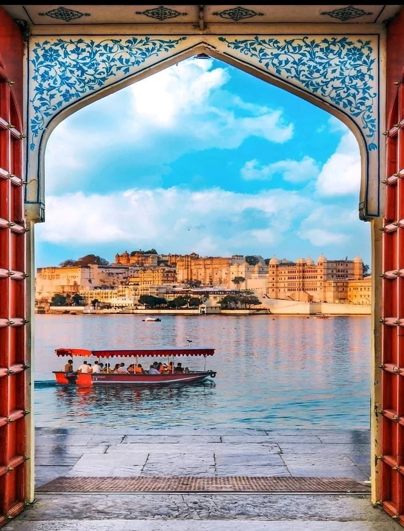 Udaipur sightseeing tour with Balaji Tour and Travel showcasing iconic landmarks like City Palace and Lake Pichola, with a comfortable taxi service in the background